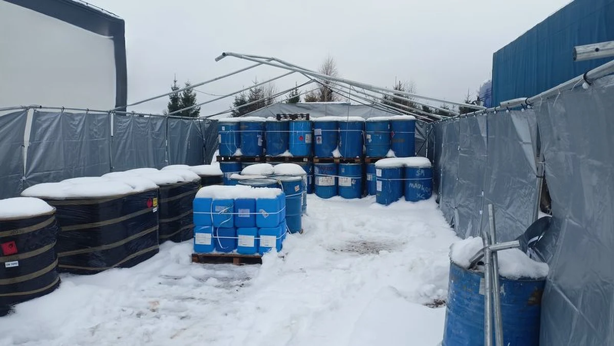 Inspektorzy Wojewódzkiego Inspektoratu Ochrony Środowiska w Gdańsku ujawnili na jednej z działek w gminie Szemud około 20 ton odpadów ciekłych. Substancje były przechowywane w beczkach, kanistrach oraz tysiąclitrowych paletopojemnikach - poinformował WIOŚ.