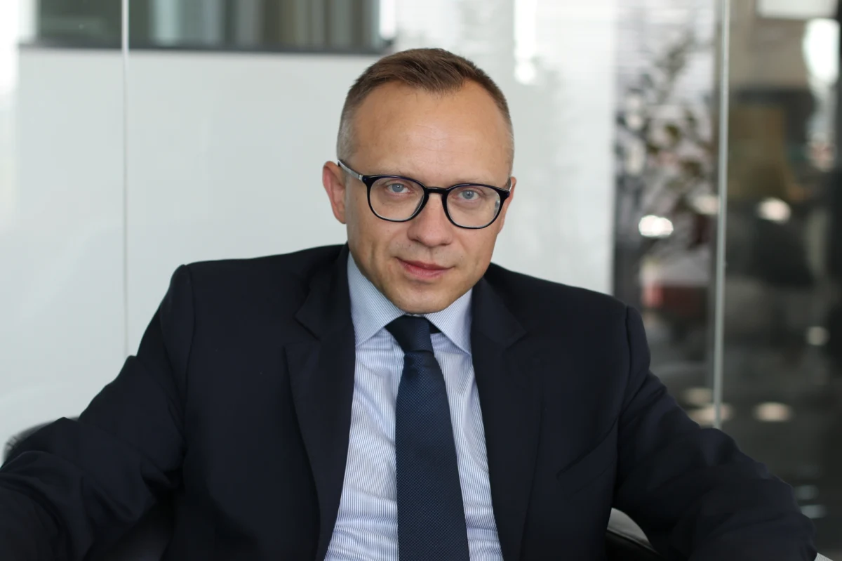 Kiedy czekają nas kolejne obniżki stóp procentowych? Czy będziemy na nie czekać do marca, a może już w lutym kredyty stanieją? Z czym prezydent i minister finansów polecieli na Forum Ekonomiczne w Davos? Co oznacza dla Polski dołączenie do prac grupy G20? Kiedy obniżającą się inflację odczujemy w naszych portfelach? O to m.in. Piotr Salak zapyta w Popołudniowej rozmowie w RMF FM swojego gościa – Artura Sobonia, członka Zarządu Narodowego Banku Polskiego.