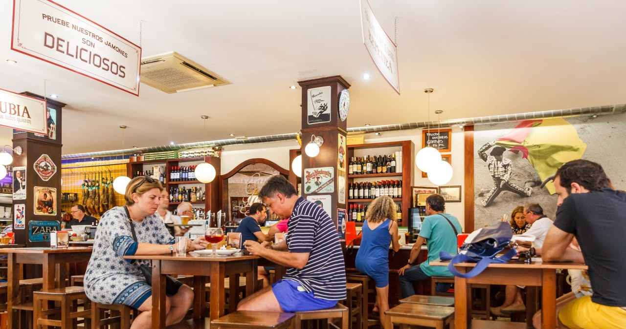 Jedziesz tam na wakacje? Przemyśl temat napiwków. Tyle należy go dać