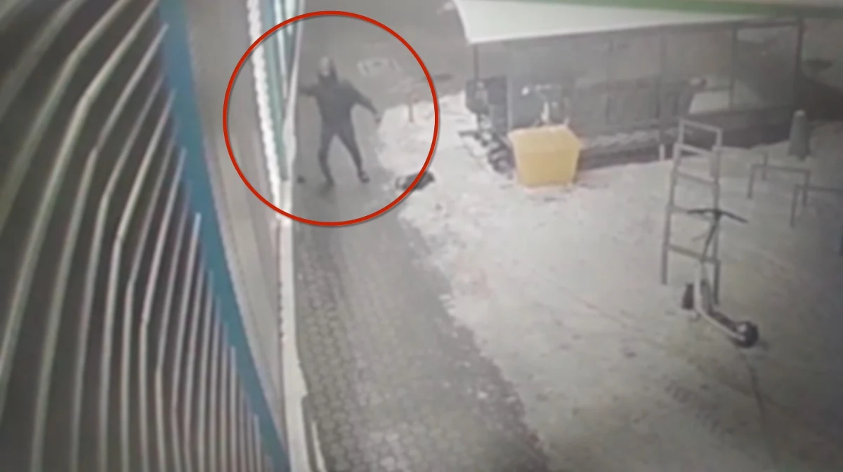 14-latek podejrzany o udział w napaści z maczetą został zatrzymany przez policjantów z warszawskiej Pragi Północ. Chodzi o wczorajszy rozbój na 16-latku. Napastnicy napadli, okaleczyli i okradli go w Parku Bródnowskim. Trwają poszukiwania drugiego napastnika.