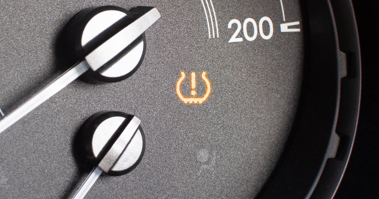 Ciśnienie w oponach spada. Kierowcy nie wiedzą, o co chodzi