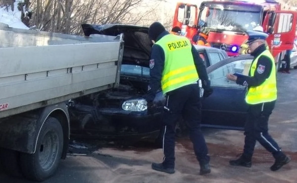 4-latek z poważnymi obrażeniami trafił do szpitala po wypadku w Wołkowyi na Podkarpaciu. Jego ojciec siadł za kierownicą mimo sądowego zakazu prowadzenia pojazdów. 