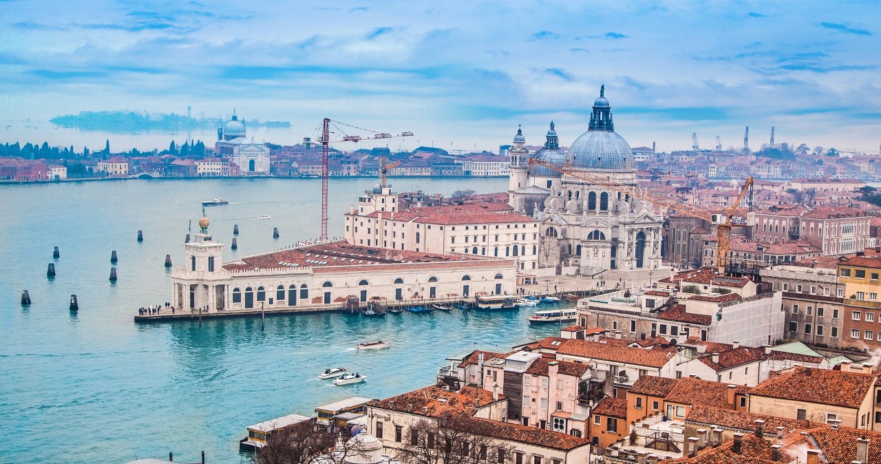 Tu warto wybrać się w lutym. Loty za grosze i najpopularniejszy karnawał w Europie