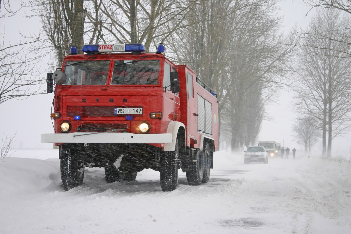 ​Pożar magazynu w Tomaszowie. Duże zagrożenie, w środku są gazy techniczne