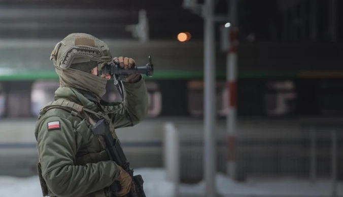 Z pociągu wybiegł konduktor, na pomoc ruszył żołnierz WOT. Brawurowa akcja