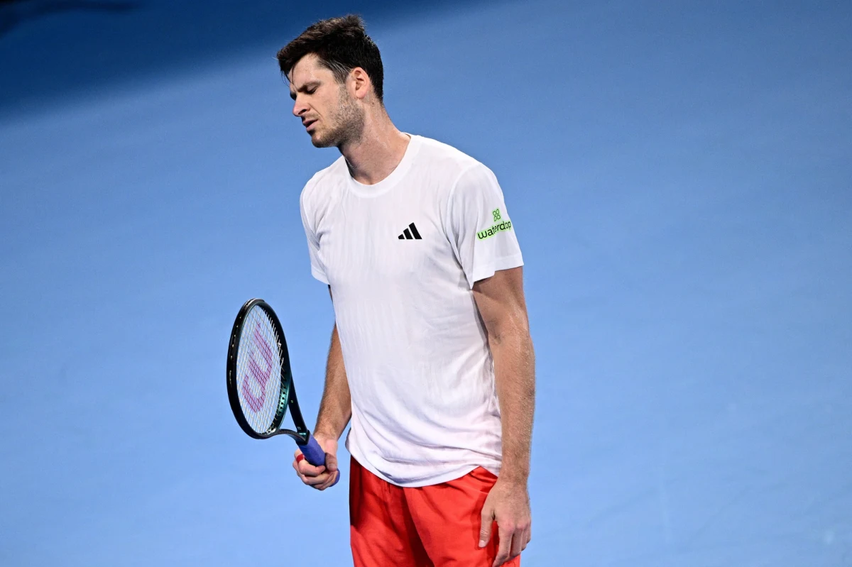 Hubert Hurkacz zakończył udział w tegorocznym Australian Open już w drugiej rundzie. Polski tenisista musiał uznać wyższość Amerykanina Nathana Quinna, przegrywając 4:6, 6:7 (5-7), 1:6. Spotkanie trwało dwie godziny i 15 minut.