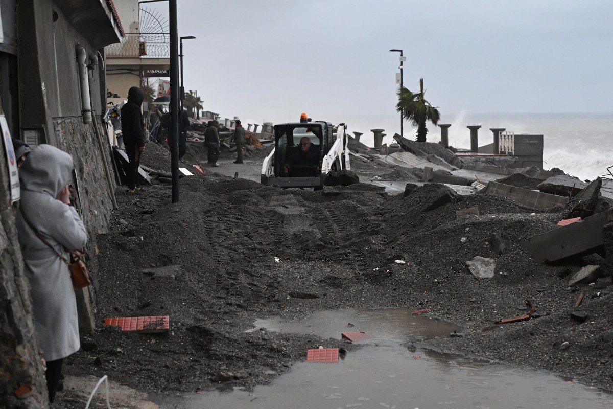 Spustoszenie na Sycylii i Sardynii. Zdewastowane miasta, domy i drogi