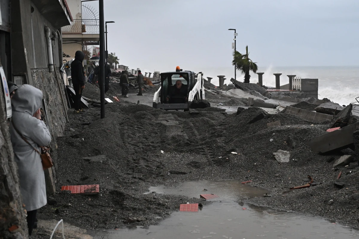 Trzydniowe ulewy, burze i sztormy wywołane przez cyklon Harry spowodowały miliardowe straty we Włoszech: na Sycylii, Sardynii i w Kalabrii. Największe zniszczenia odnotowano na wybrzeżu, gdzie wysokie fale zalały miasta, niszcząc budynki, drogi i promenady.
