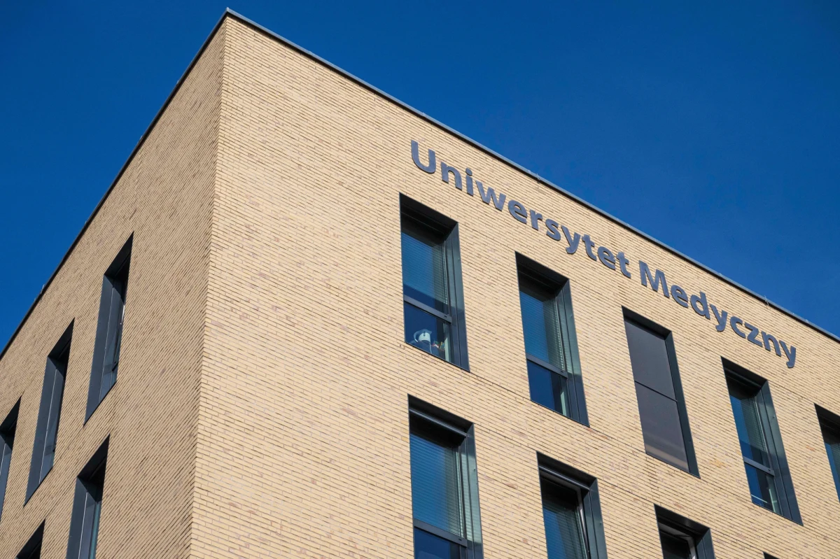 Uniwersytet Medyczny we Wrocławiu został najwyżej sklasyfikowaną polską uczelnią medyczną w najnowszym rankingu Times Higher Education World University Rankings by Subject 2026. Uczelnia osiągnęła najlepszy wynik w kraju w obszarze jakości badań naukowych.