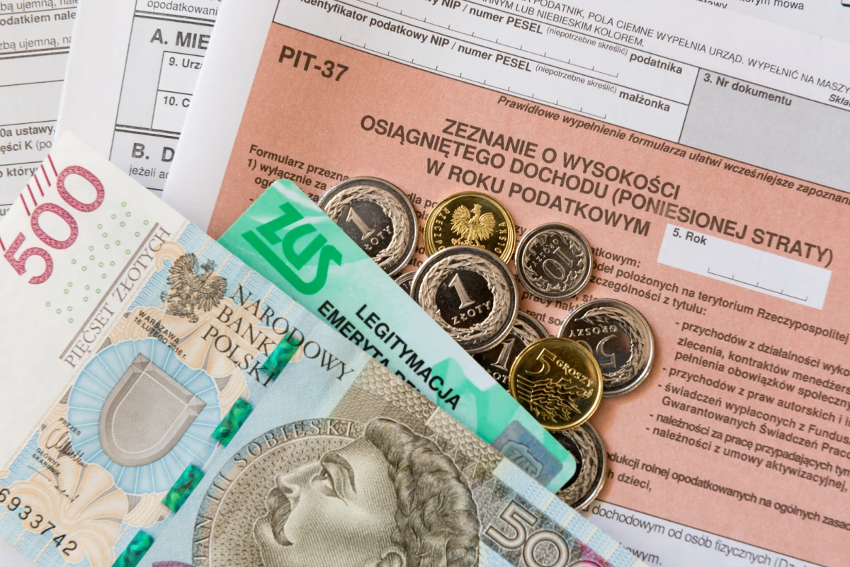 Zakład Ubezpieczeń Społecznych poinformował, że do końca lutego 2026 roku ponad 10,5 mln osób otrzyma pocztą deklaracje podatkowe za 2025 rok. Dokumenty będą także dostępne elektronicznie od 4 lutego.