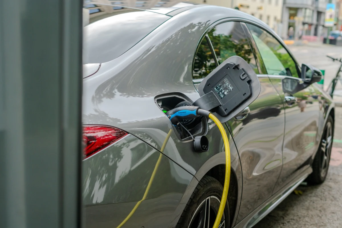 Złodzieje masowo obcinają kable ze stacji ładowania samochodów elektrycznych, co generuje straty sięgające nawet 21 tysięcy złotych za jeden incydent. We Wrocławiu zniszczono 10 z 11 miejskich ładowarek, na Śląsku regularnie dewastowane są stacje przy popularnych sklepach.