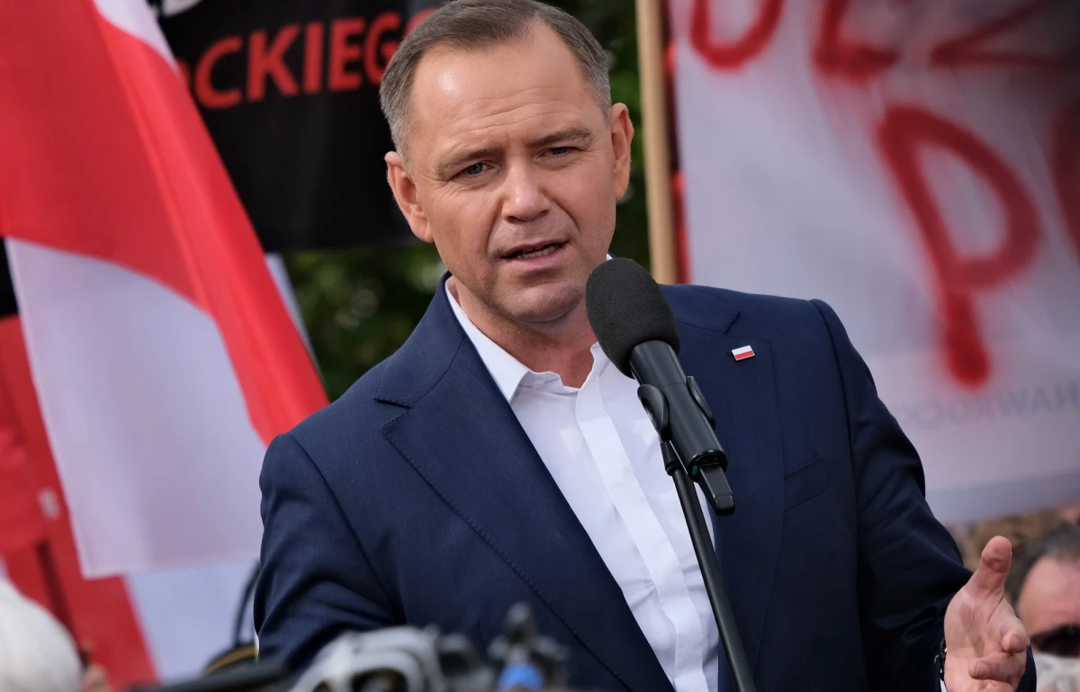 Karol Nawrocki zapowiedział w Telewizji Republika, że już wkrótce podejmie decyzje w sprawie prawa łaski, z którego do tej pory nie korzystał. Prezydent przyznał, że na jego biurku czeka już "pierwszy pakiet ułaskawień". Wśród rozpatrywanych spraw znajduje się przypadek Adama Borowskiego, skazanego na pół roku więzienia w zawieszeniu. Prezydent przyznał, że jest zaniepokojony sytuacją Borowskiego i czeka na opinie prawne, które mają pomóc w podjęciu decyzji.