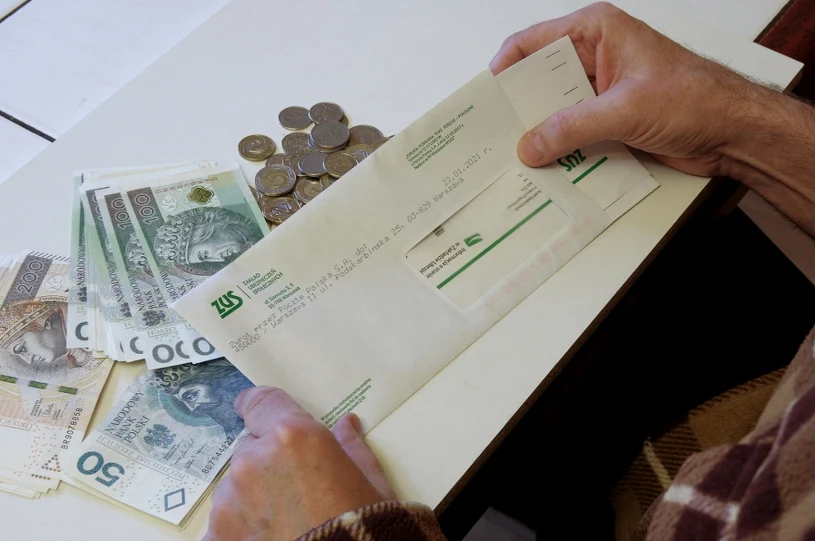 Ci seniorzy dostaną kilkaset złotych do emerytury. najważniejsze warunki
