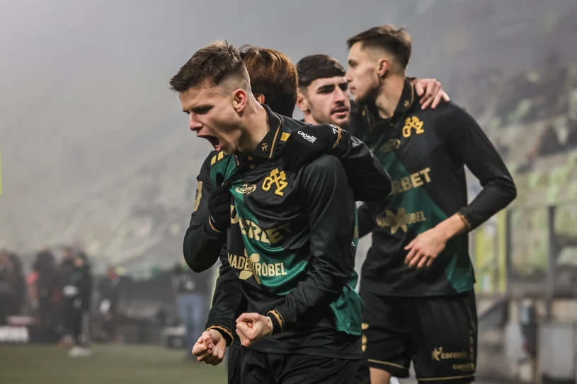 Nie mają milionów, ale się rozpychają. Ujawniamy kulisy rewelacji Ekstraklasy