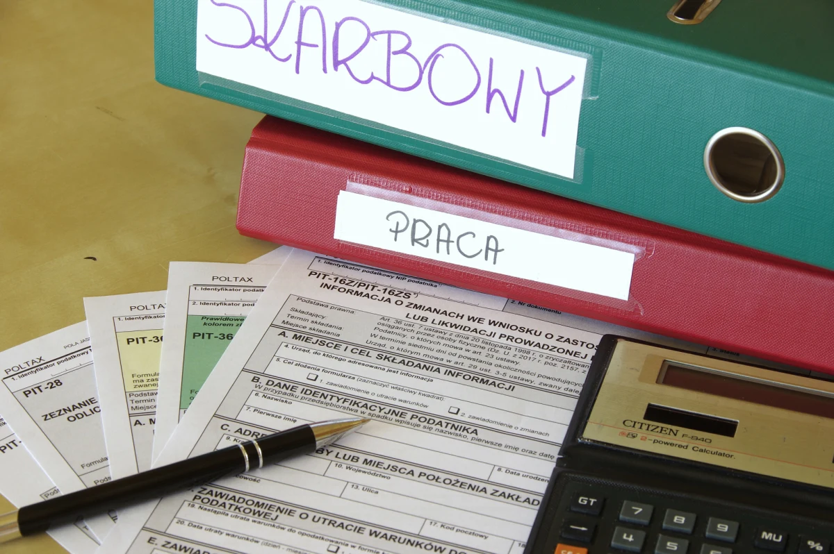 Okres corocznych rozliczeń podatkowych zbliża się wielkimi krokami. W usłudze Twój e-PIT, dostępnej w e-Urzędzie Skarbowym, od 15 lutego zostaną udostępnione wstępnie przygotowane zeznania PIT za 2025 rok, zarówno dla podatników indywidualnych, jak i przedsiębiorców.