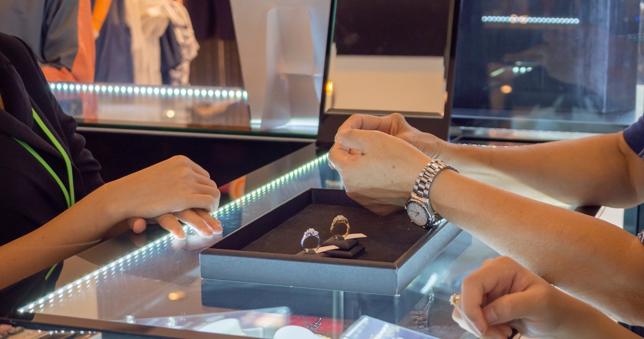 Ile trzeba wydać na pierścionek zaręczynowy? Uważaj na podatek