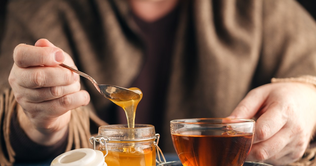 Od lat sięgamy po miód przy infekcji. Naturalny lek czy słodkie placebo?