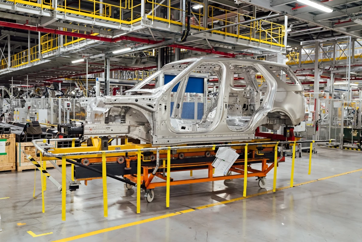 Słowacja, licząca zaledwie 5,4 miliona mieszkańców, stała się największym producentem samochodów na świecie w przeliczeniu na jednego mieszkańca - informuje BBC. W kraju działają fabryki największych światowych koncernów motoryzacyjnych, a roczna produkcja sięga niemal miliona pojazdów.