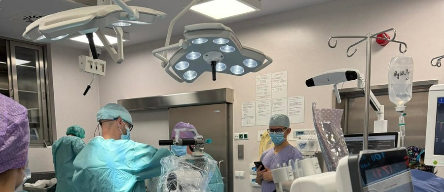 Mniejszy ból, większe bezpieczeństwo i szybszy powrót do zdrowia – tak najkrócej można opisać efekt pracy robota ortopedycznego. W kraju są cztery takie urządzenia. Jak działają w praktyce w praktyce?