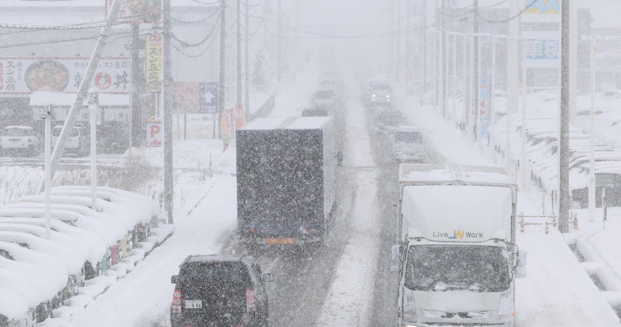 Zatrzymują pociągi, wydają ostrzeżenia. Zima uderza w Azji
