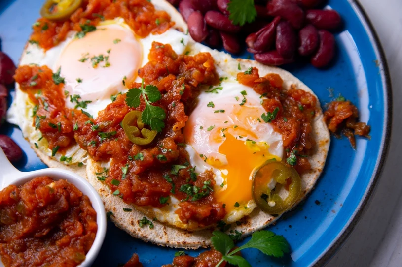 Masz dość jajecznicy? To śniadanie rozgrzeje lepiej niż kubek kawy