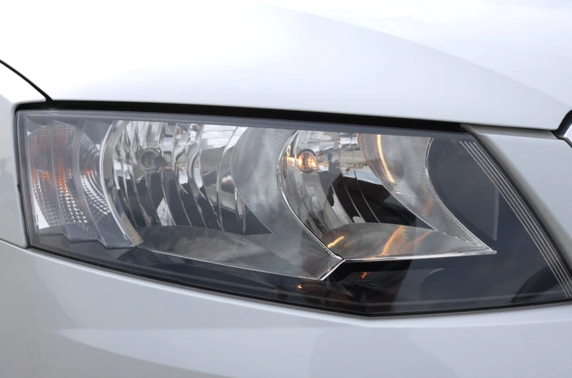 Żarówki LED zamiast halogenów - jak poprawić oświetlenie w starszym aucie?