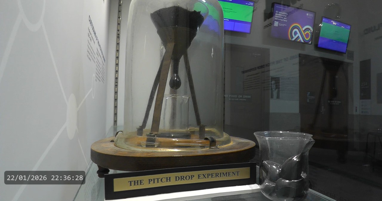 Najwolniejszy eksperyment świata. Kiedy spadnie dziesiąta kropla paku?