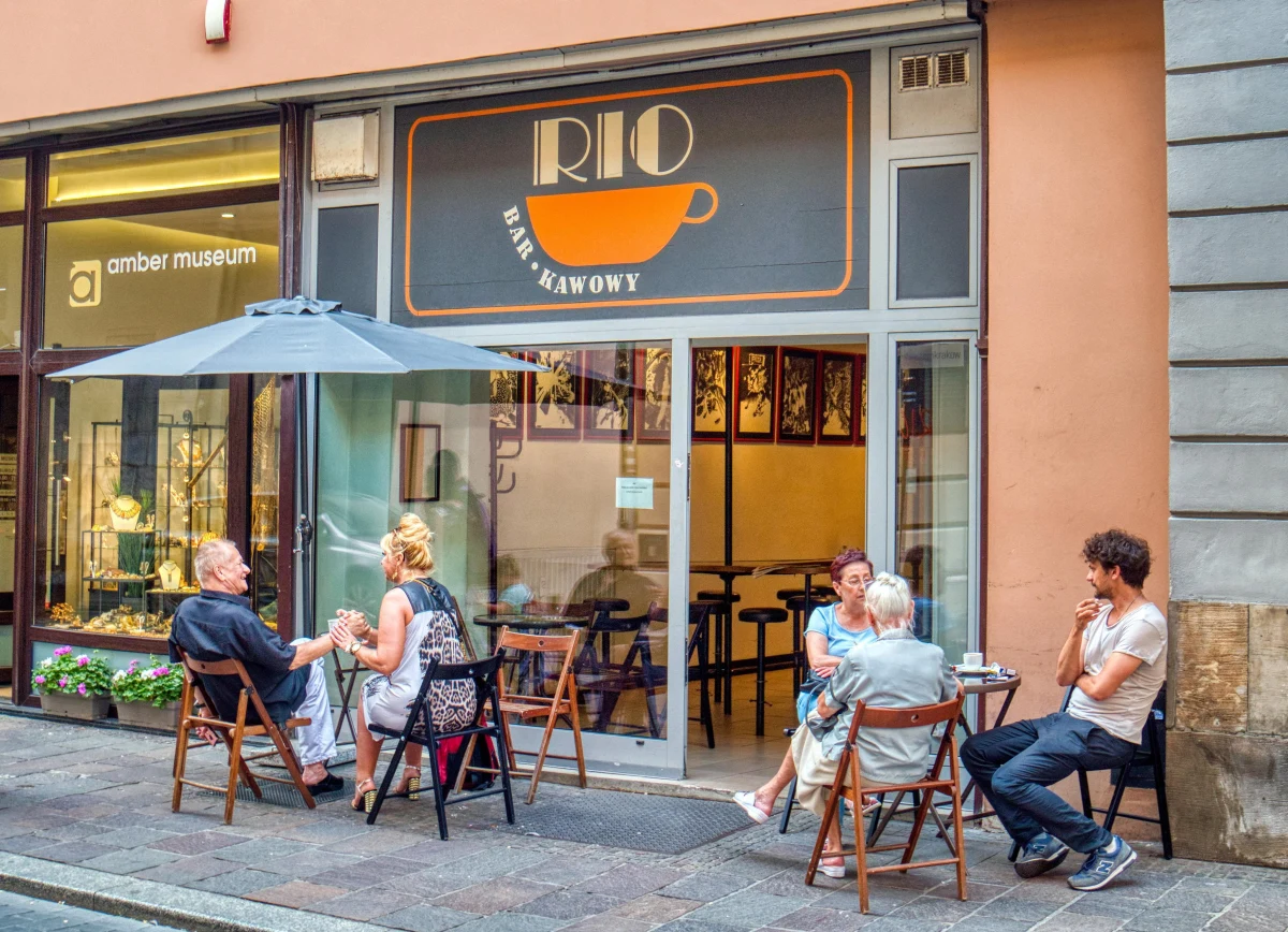 Kultowa kawiarnia Rio przy ul. św. Jana 2 w Krakowie nie zniknie z kulturalnej mapy miasta – obiecuje ratusz. 20 lutego Zarząd Budynków Komunalnych przeprowadzi aukcję na wynajem lokalu. Decyzją prezydenta Miszalskiego, miejsce zachowa swój historyczny charakter i będzie mogło dalej funkcjonować jako kawiarnia Rio.