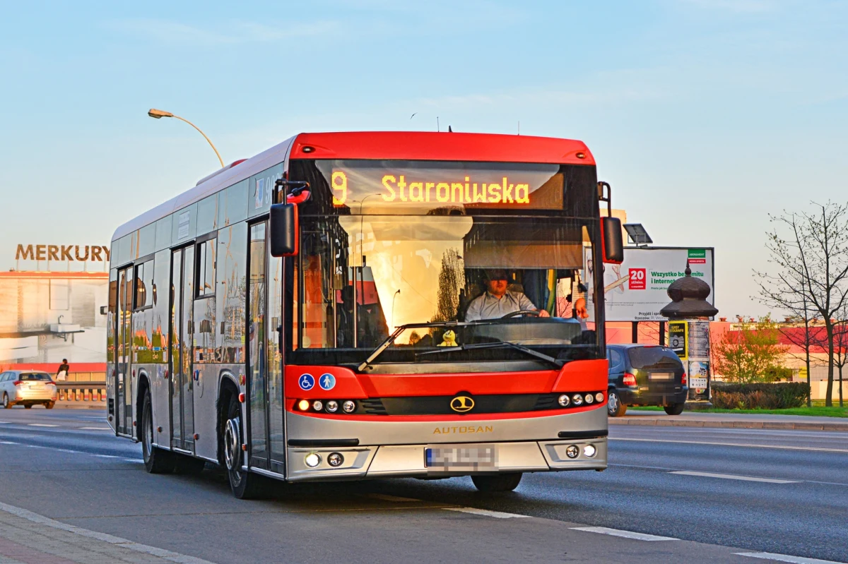Z darmowej komunikacji miejskiej będą mogli skorzystać w piątek mieszkańcy Rzeszowa. Decyzja władz miasta to reakcja na krytyczną jakość powietrza i ryzyko przekroczenia poziomu alarmowego pyłu PM10. To już drugi taki przypadek w tym tygodniu.