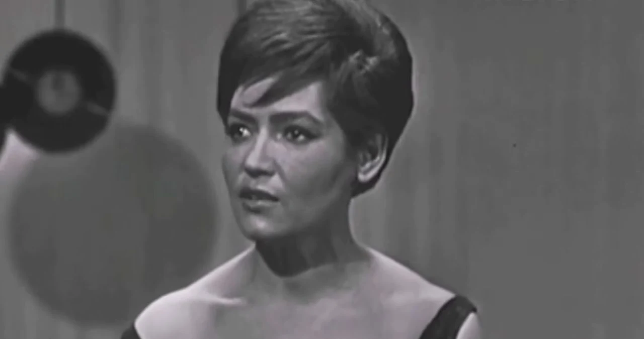 Była wielką gwiazdą piosenki. Okropne plotki zakończyły jej karierę