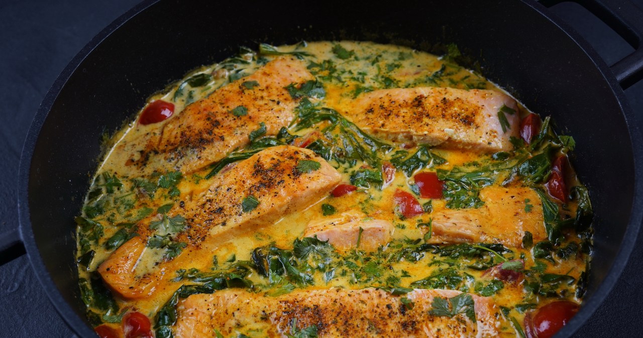 Prosty przepis na łososia pieczonego ze szpinakiem