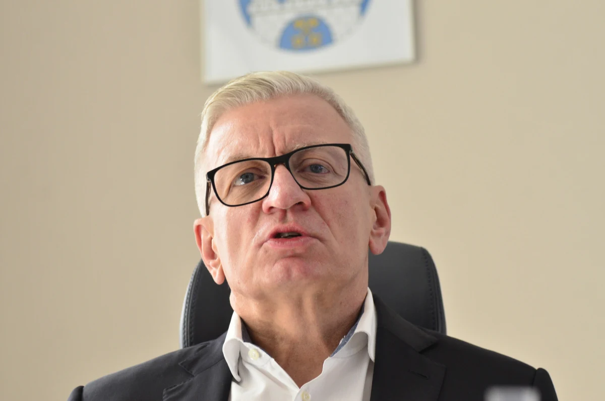 Prezydent Poznania Jacek Jaśkowiak (Koalicja Obywatelska) poinformował o dymisji swojego wieloletniego zastępcy, Mariusza Wiśniewskiego (KO). Decyzja zapadła po ujawnieniu nieprawidłowości i wynikach raportu dotyczącego afery korupcyjnej w Zarządzie Dróg Miejskich, nad którym Wiśniewski sprawował nadzór.