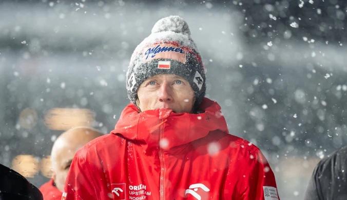 Polska gwiazda skoków wielkim przegranym sezonu. Bije się w pierś