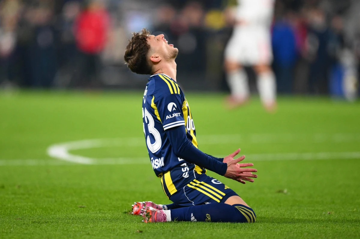 Sebastian Szymański opuszcza Fenerbahce Stambuł. Polski pomocnik pożegnał się z kibicami tureckiego klubu za pośrednictwem mediów społecznościowych. Reprezentant Polski wkrótce podpisze kontrakt z Rennes, gdzie występuje już Przemysław Frankowski.