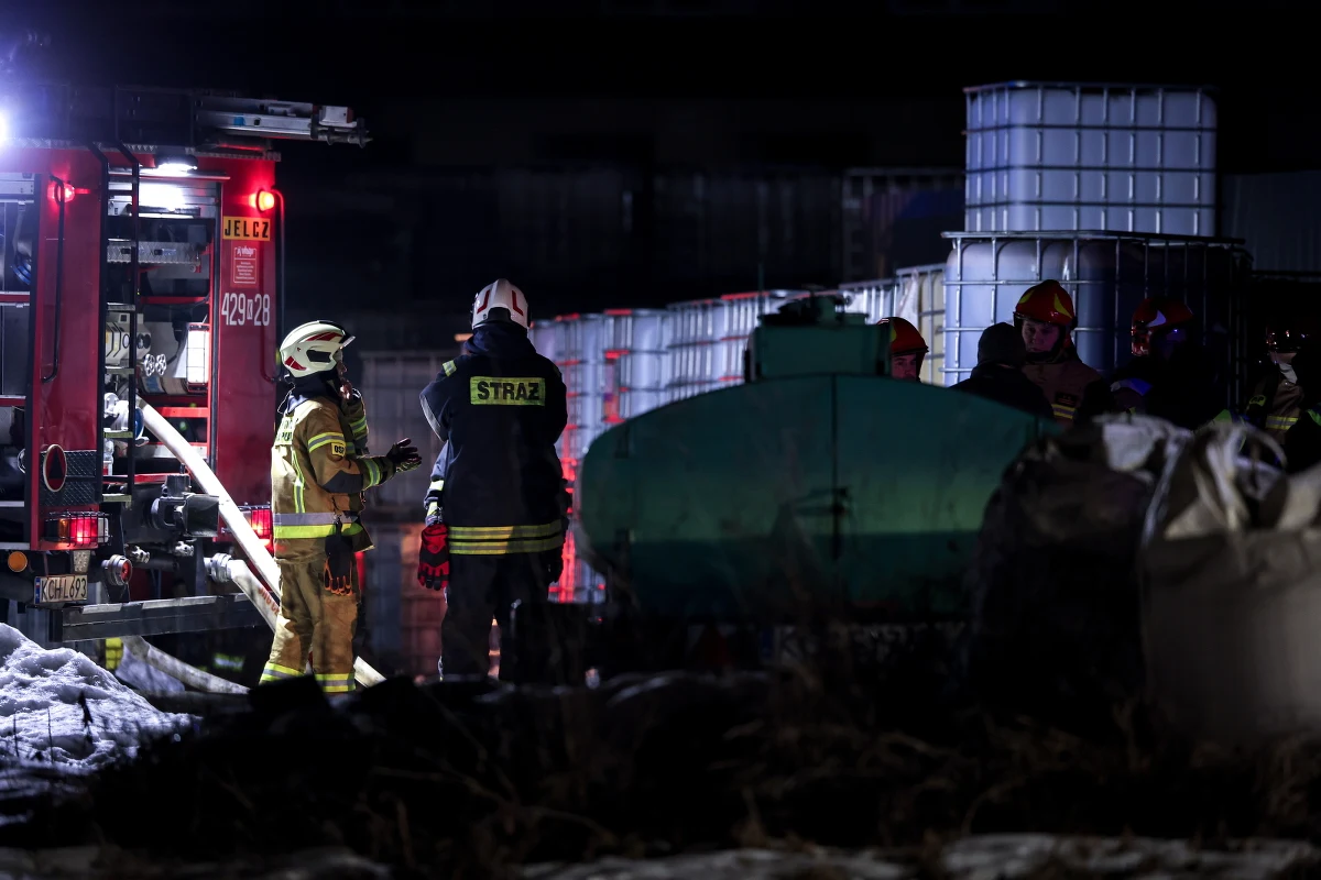 Strażacy opanowali pożar hali magazynowej przy ul. Dworcowej w Trzebini (woj. małopolskie). W budynku były materiały łatwopalne.