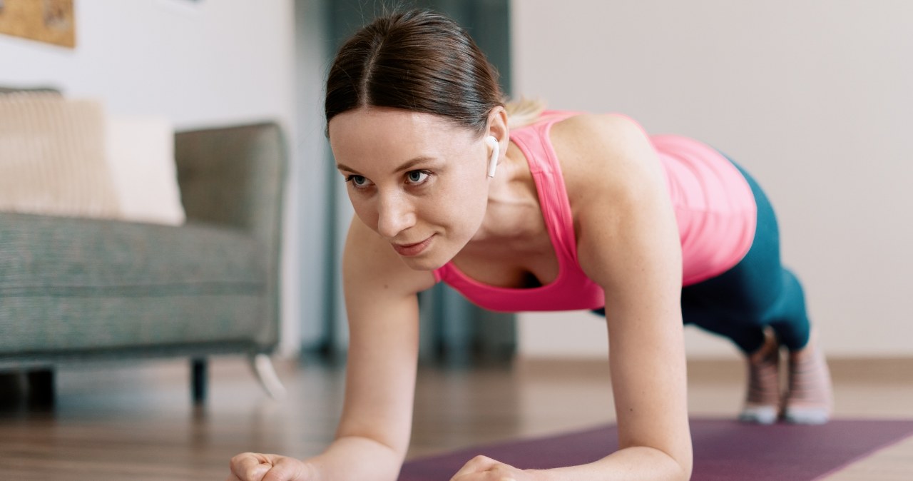 Nieoczywiste ćwiczenia na mięśnie brzucha. Dlaczego są lepsze niż brzuszki?