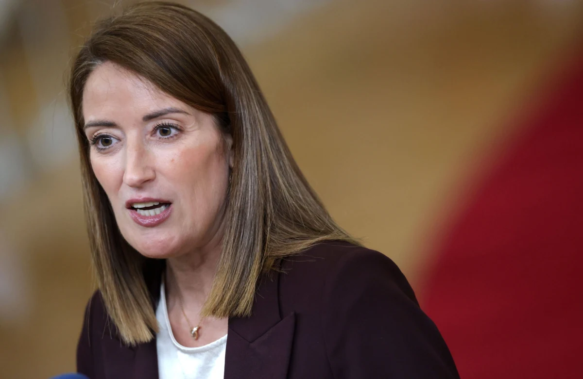 "Prace w Parlamencie Europejskim nad zatwierdzeniem umowy handlowej między USA a Unią Europejską mogą zostać wznowione po tym, jak ustąpiły napięcia wokół Grenlandii" - oświadczyła przewodnicząca PE Roberta Metsola przed nadzwyczajnym szczytem w Brukseli. Liderzy grup politycznych mają spotkać się w poniedziałek i ustalić dalsze działania.