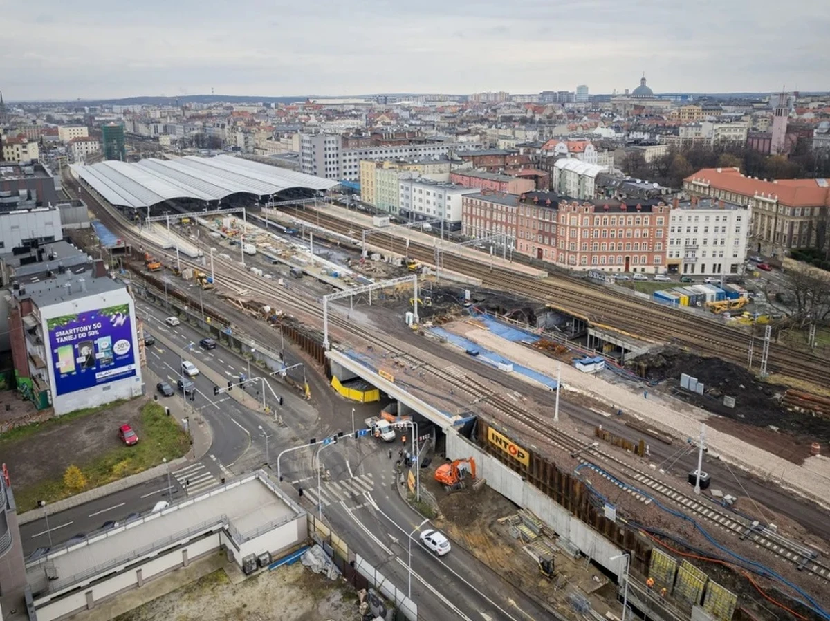 Od dzisiaj kierowców w centrum Katowic czekają istotne zmiany w organizacji ruchu. Po ponad 15 miesiącach częściowo otwarto przejazd pod wiaduktem przy ul. Mikołowskiej. To efekt postępujących prac przy przebudowie katowickiego węzła kolejowego. Sprawdź, jak teraz poruszać się po centrum miasta i na co zwrócić uwagę.