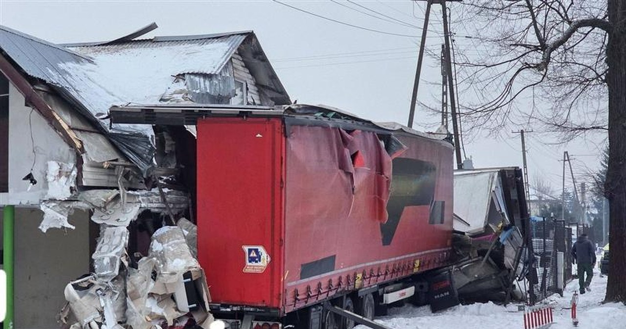 Jasło. Groźny wypadek na DK 74, po zderzeniu tir z impetem wjechał w budynek
