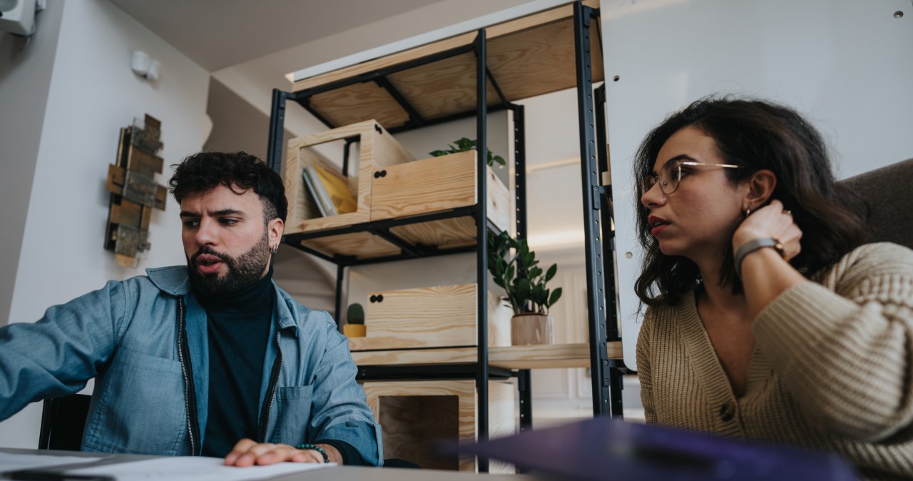 Zwróć uwagę na ten drobny nawyk. Zdradza, czy rozmówca kłamie