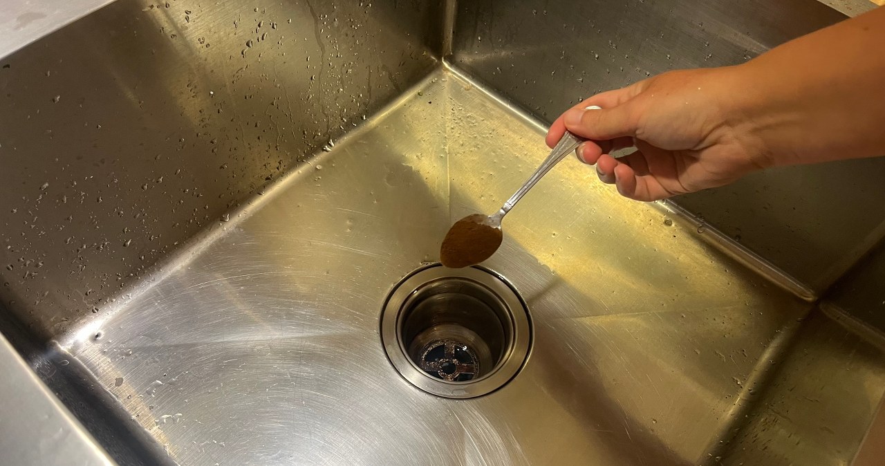 Wsypałam do odpływu i brzydki zapach znikł. Genialny patent