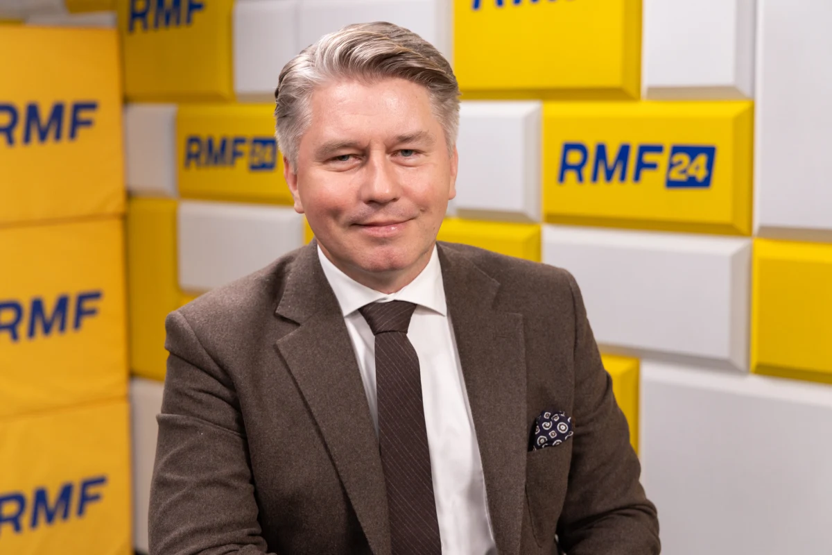 "Jeżeli ktoś nie potrafi poradzić sobie wewnętrznie, to jak ma zarządzać sprawami zewnętrznymi, sprawami Polski" - tak zamieszanie w Polsce 2050 komentował w Porannej rozmowie w RMF FM prof. Marcin Matczak z WPiA Uniwersytetu Warszawskiego. Mówił też o Radzie Pokoju, Karolu Nawrockim i jego relacjach z Donaldem Trumpem.