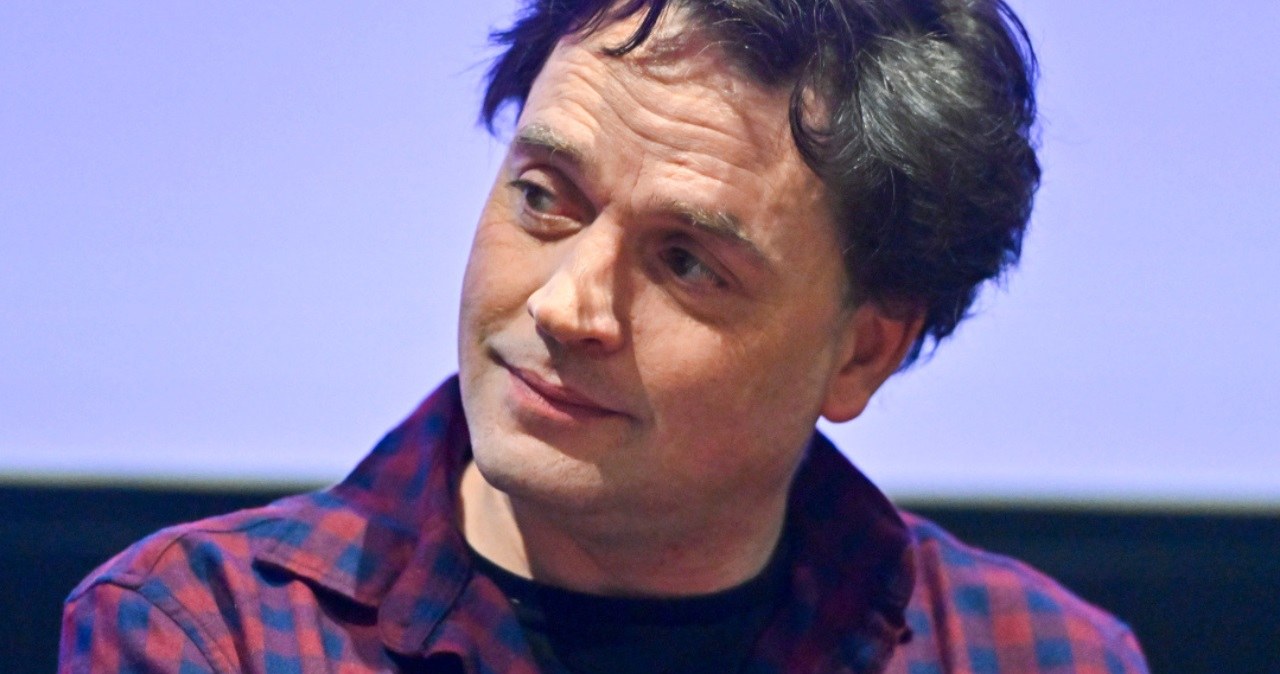 Piotr Polak ma znanego ojca i siostrę. Jego pierwsze lata nie były typowe