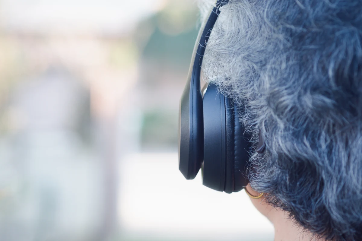 W czterech z trzydziestu skontrolowanych modeli słuchawek i smartwatchów wykryto przekroczenia dopuszczalnych norm substancji niebezpiecznych - poinformował Urząd Ochrony Konkurencji i Konsumentów. Z powodu wad konstrukcyjnych inspekcja zakwestionowała zaś 5 z 9 modeli ławek do ćwiczeń.