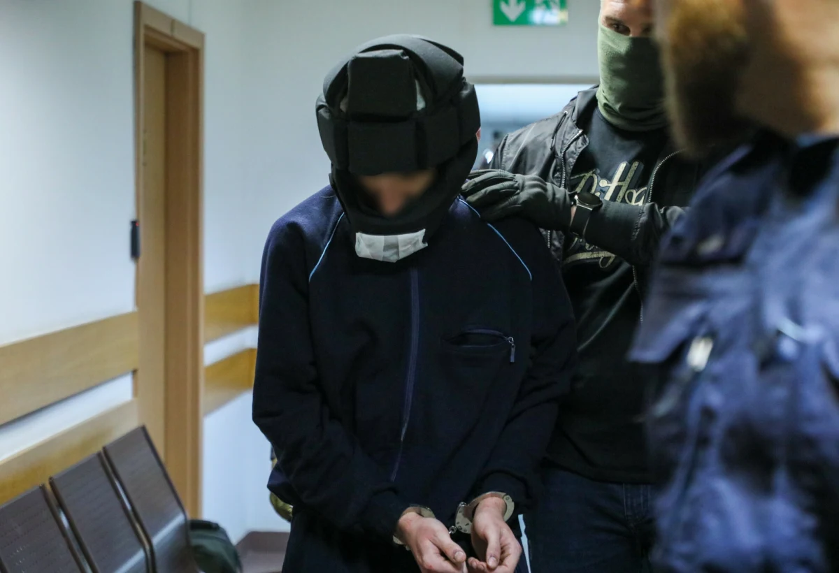 Sąd przedłużył do początku maja areszt dla sprawcy brutalnego morderstwa na Uniwersytecie Warszawskim - dowiedział się dziennikarz RMF FM Michał Dobrołowicz. Chodzi o 22-letniego Mieszka R., który zabił siekierą portierkę i sprofanował jej zwłoki. Mężczyzna przebywa w areszcie z oddziałem szpitalnym w Radomiu. Grozi mu dożywocie.