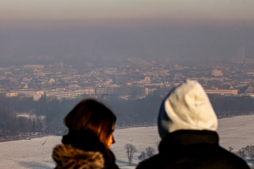 Szkodliwy pył w dwóch województwach. "Nie wietrz pomieszczeń"