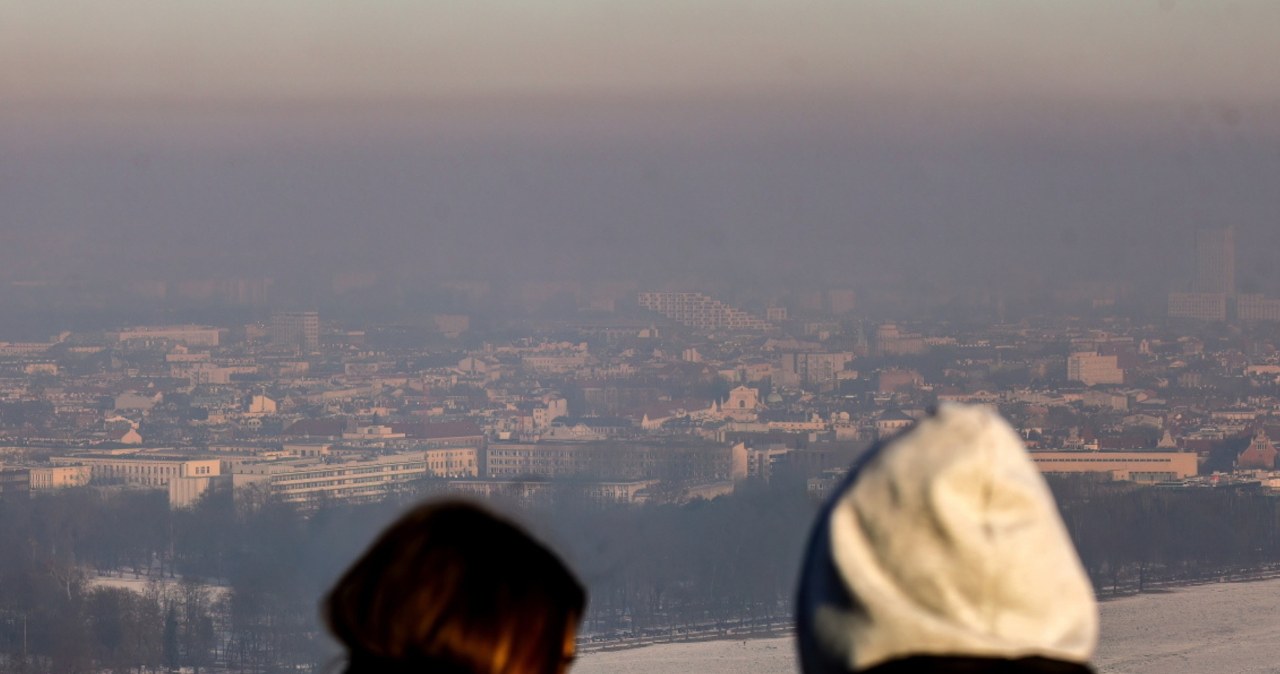 Szkodliwy pył w dwóch województwach. "Nie wietrz pomieszczeń"