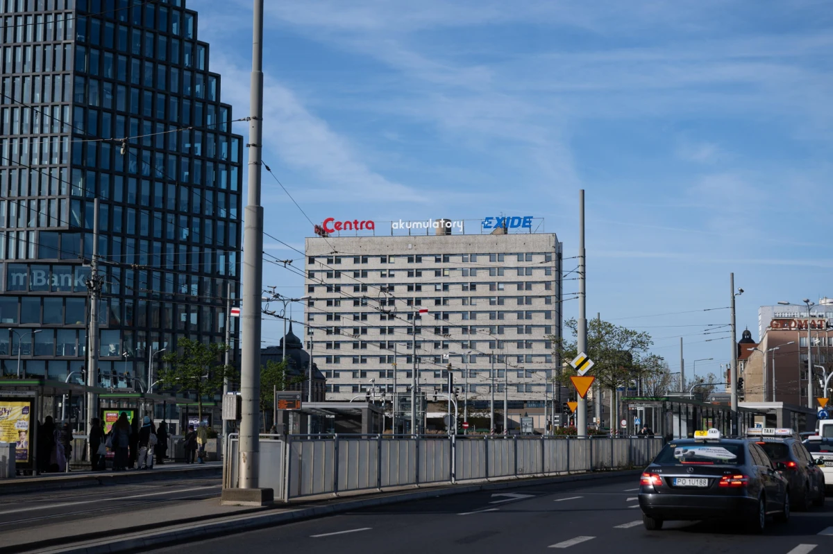 Uniwersytet im. Adama Mickiewicza w Poznaniu nie ma pieniędzy na remont akademika Jowita w centrum miasta. Mimo wcześniejszych obietnic rządowych, uczelnia nie otrzymała środków na realizację projektu, a termin przywrócenia działalności domu studenckiego nie zostanie dotrzymany.