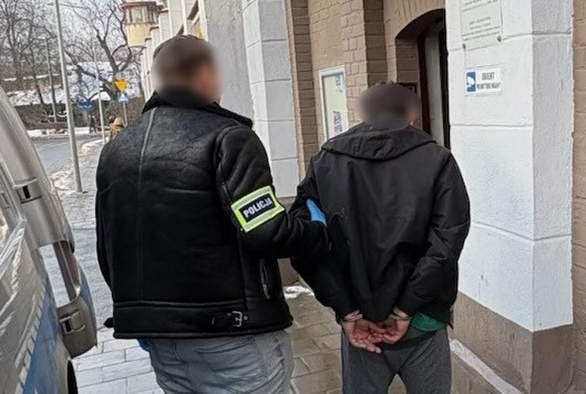 Jest trzymiesięczny areszt dla 41-latka, który w środku nocy wszedł do jednego z mieszkań w Krakowie i zaatakował śpiącą 13-latkę. Mężczyzna usłyszał zarzut usiłowania zabójstwa dziewczynki. 