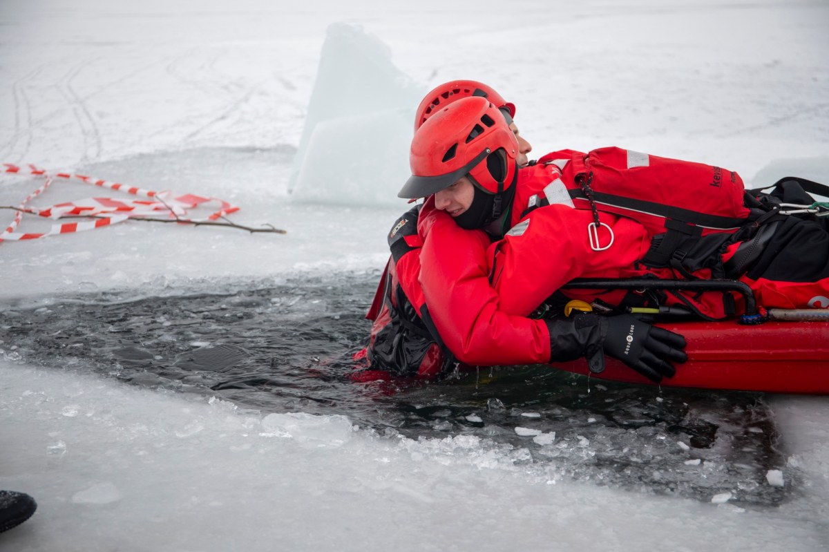 „Trwa akcja ratunkowa, pod mężczyzną załamał się lód”. Duże ćwiczenia służb na Zalewie Bagry